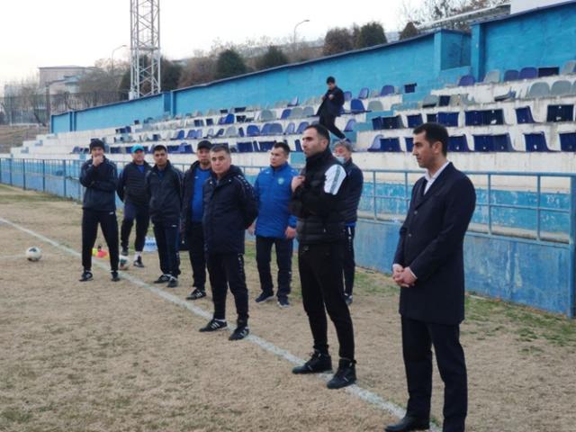 1641536040920096812.png 图9-乌兹别克足协副主席伊尔马托夫(右一)看完03年龄段国青队.png